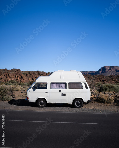 Campervan Volkswagen T3 na Teneryfie, Wyspy Kanaryjskie © Witold