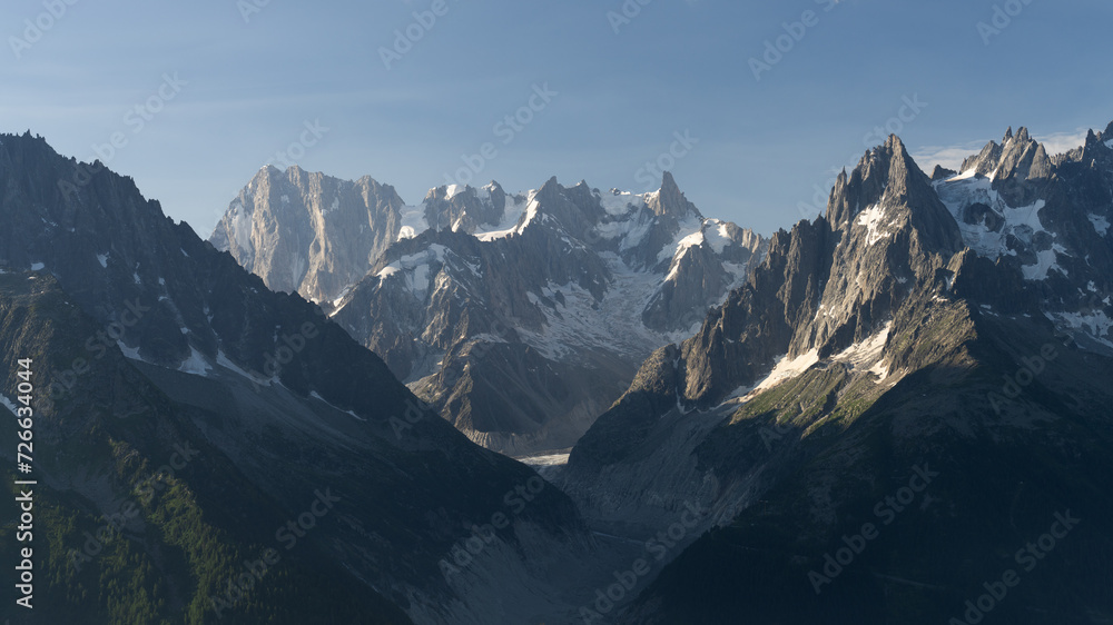 Camping pod Lac de Cheserys z widokiem na masyw Mount Blanc, Francuskie Alpy - obrazy, fototapety, plakaty 