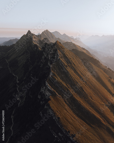 Zdjęcie z drona gór, Szwajcaria © Witold
