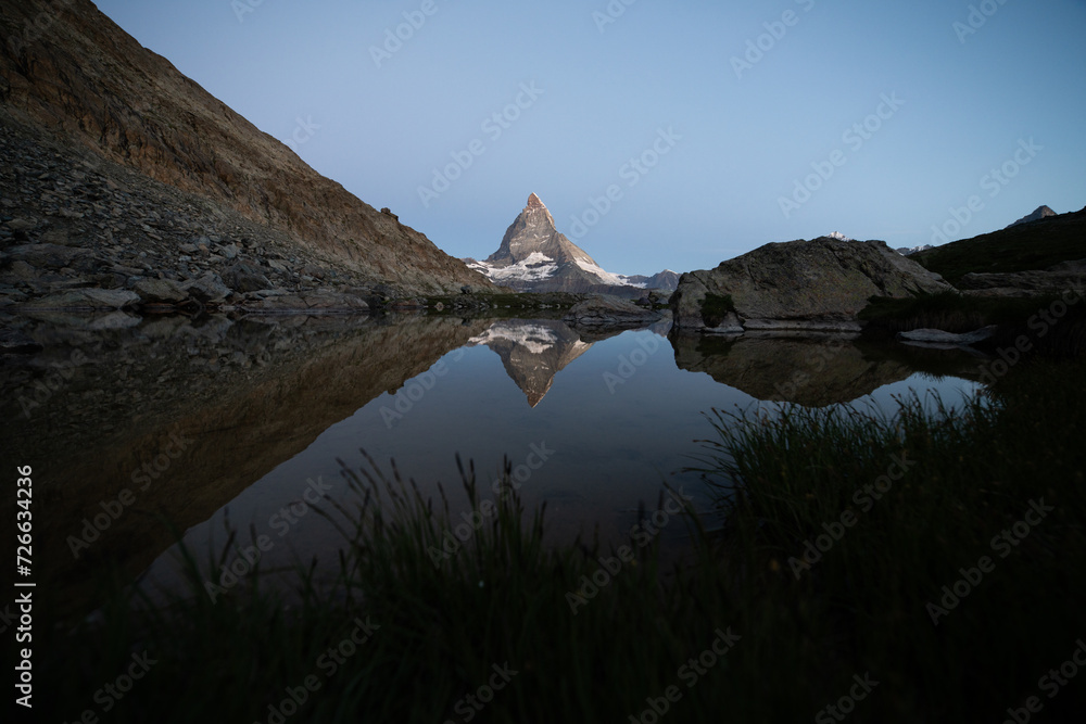 Wschód słońca pod jeziorem alpejskim z widokiem na Matterhorn, Szwajcaria - obrazy, fototapety, plakaty 