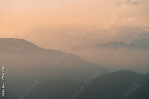 Minimalistyczne zdjęcie warstw gór o zachodzie słońca, Alpy