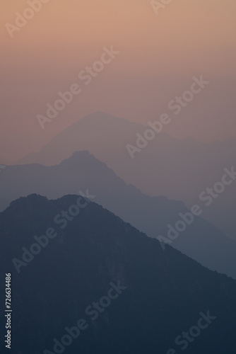 Minimalistyczne zdjęcie warstw gór o zachodzie słońca, Alpy