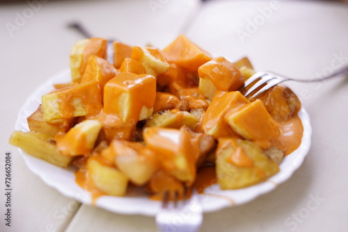 Patatas bravas, típico aperitivo de las terrazas de España