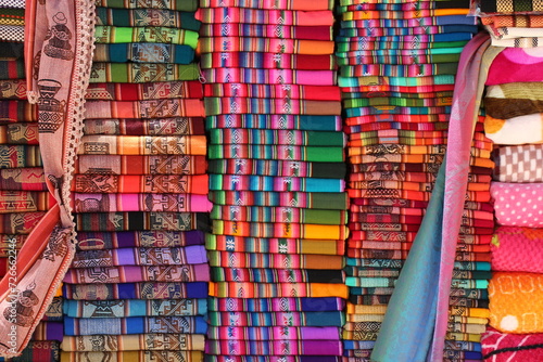 Tejidos, aguayos en venta en la feria Purmamarca, Jujuy, Argentina