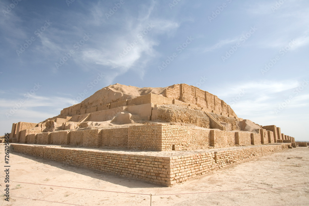 Obraz premium Iran Ziggurat in Chago Zambil on a sunny spring day.