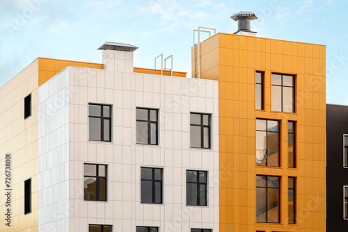 Foto White yellow modern ventilated facade with windows