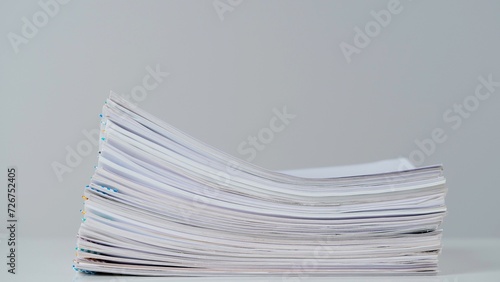 Foto Time lapse of paper sheets on white background