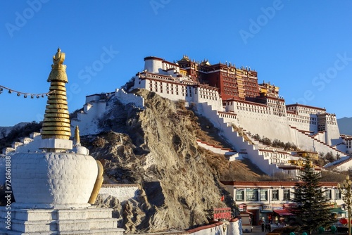 Fotografia Capture the majesty of the Potala Palace, the historic winter residence of the Dalai Lama, as it stands proudly against the backdrop of Chakpori Hill in Lhasa, Tibet