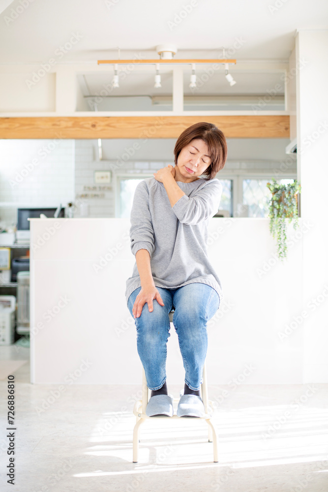 肩こりに悩む日本人のミドル女性 肩こりに悩む日本人のミドル女性