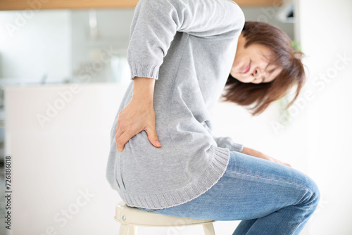 腰痛に悩む日本人のミドル女性