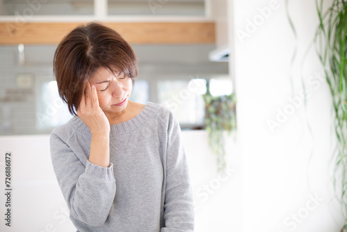 片頭痛に悩む日本人のミドル女性 photo
