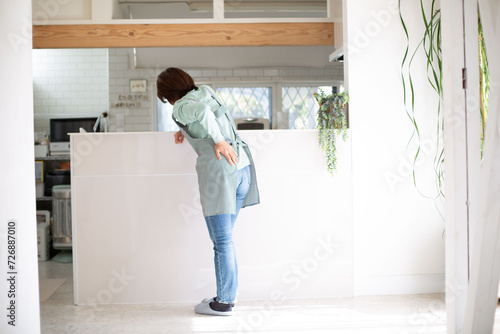 家事で疲れ、疲労、腰痛の日本人主婦 photo