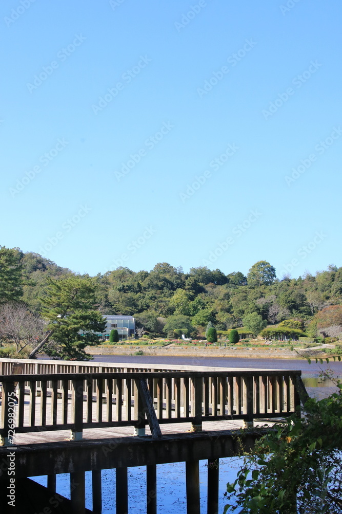 秋の兵庫県立フラワーセンター(兵庫県加西市)の池辺のテラスからの風景