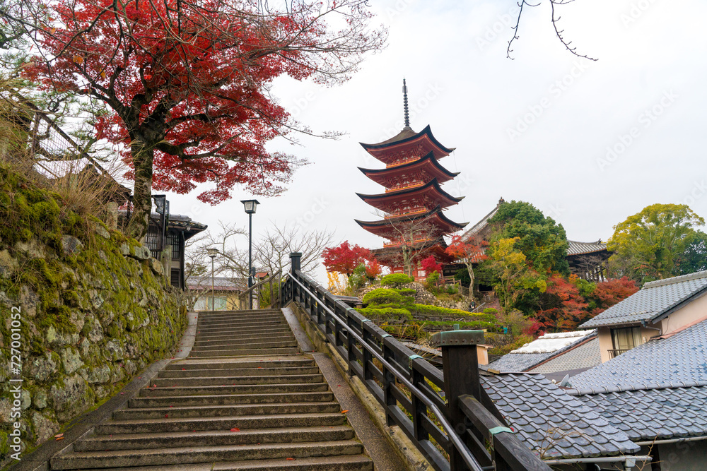 Obraz premium 秋の宮島 厳島神社の島