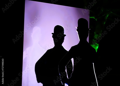 Laurel und Hardy, Dick und Doof im Winterleuchten Luisenpark Mannheim Silhouette mit lila beleuchteter Rückwand