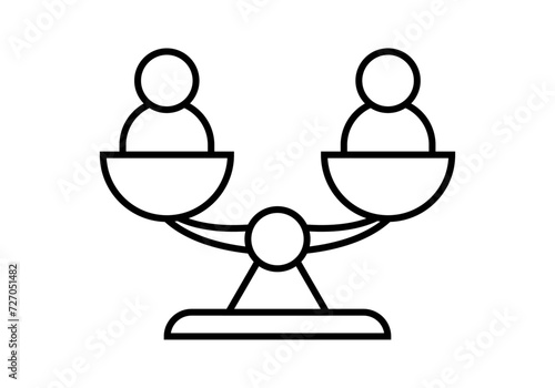 Icono negro de balanza en equilibrio entre usuarios o personas.