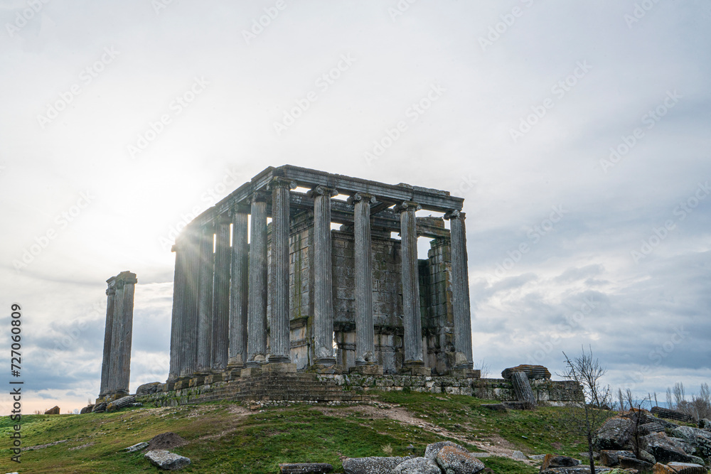 Obraz premium The scenic views from Aizanoi which was a Phrygian city in surviving remains from the period include a well-preserved Temple of Zeus, a combined theatre-stadium complex in Kütahya