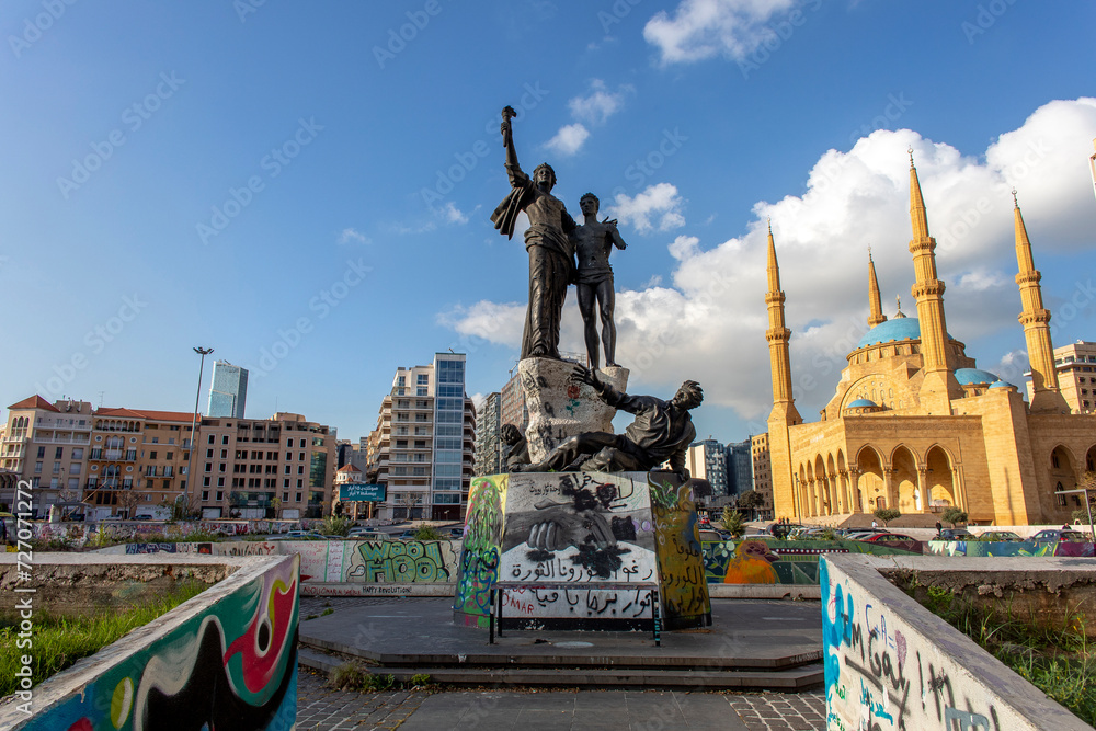 Fototapeta premium Marino Mazzacuratti's Martyrs' Monument and Mohammad Al-Amin Mosque, Beirut