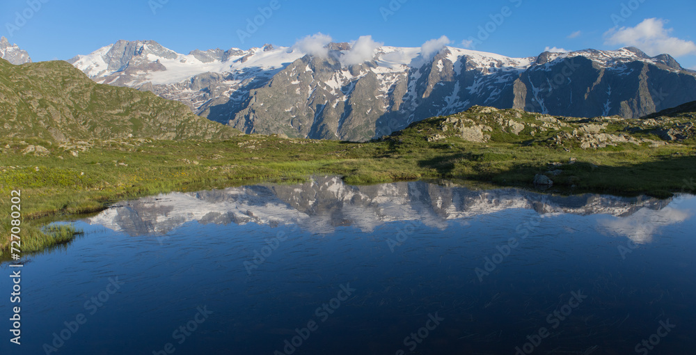 reflet des glaciers de la Meije sur un lac du plateau d'Emparis au refuge des Mouterres dans les Alpes en été reflet des glaciers de la Meije sur un lac du plateau d'Emparis au refuge des Mouterres dans les Alpes en été