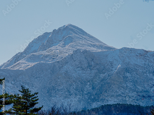 青空をバックに新雪の裏磐梯山