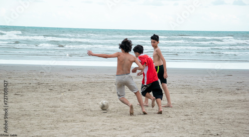 jogando bola na praia photo