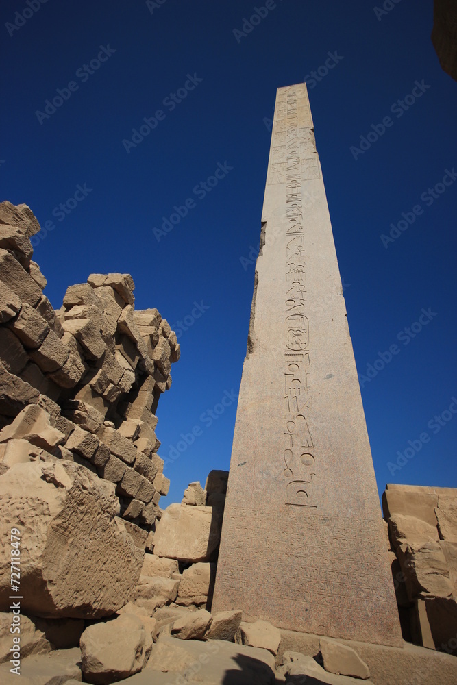 Zoom sur le grand obélisque d'Hatshepsout , temple de karnak (louxor ...