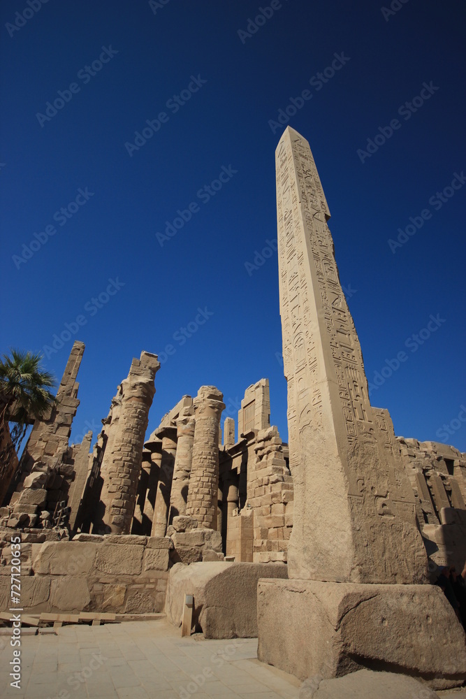 Vue du grand obélisque d'Hatshepsout et salle hypostyle, temple de karnak (louxor , égypte)