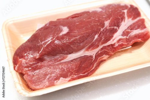 調理前の生の豚肩ロース肉