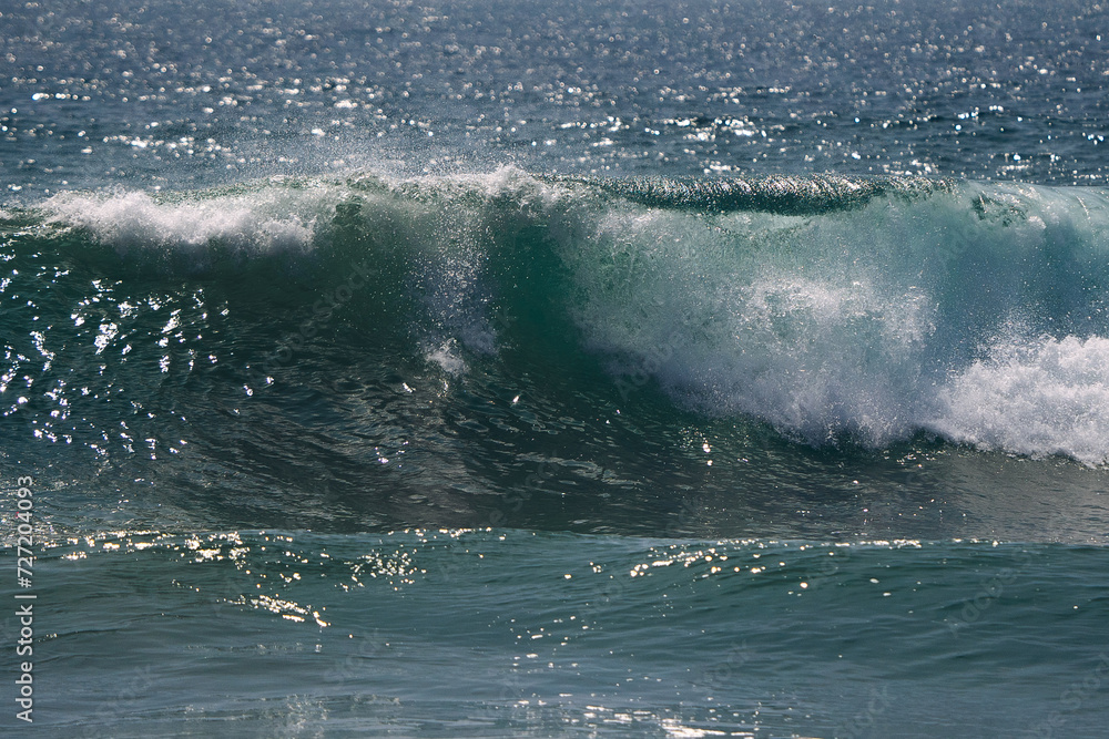 Naklejka premium wave breaking on the beach