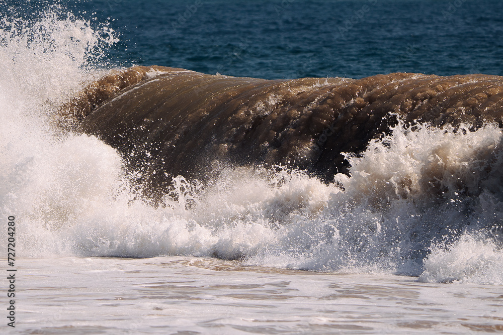 Fototapeta premium wave breaking on the beach