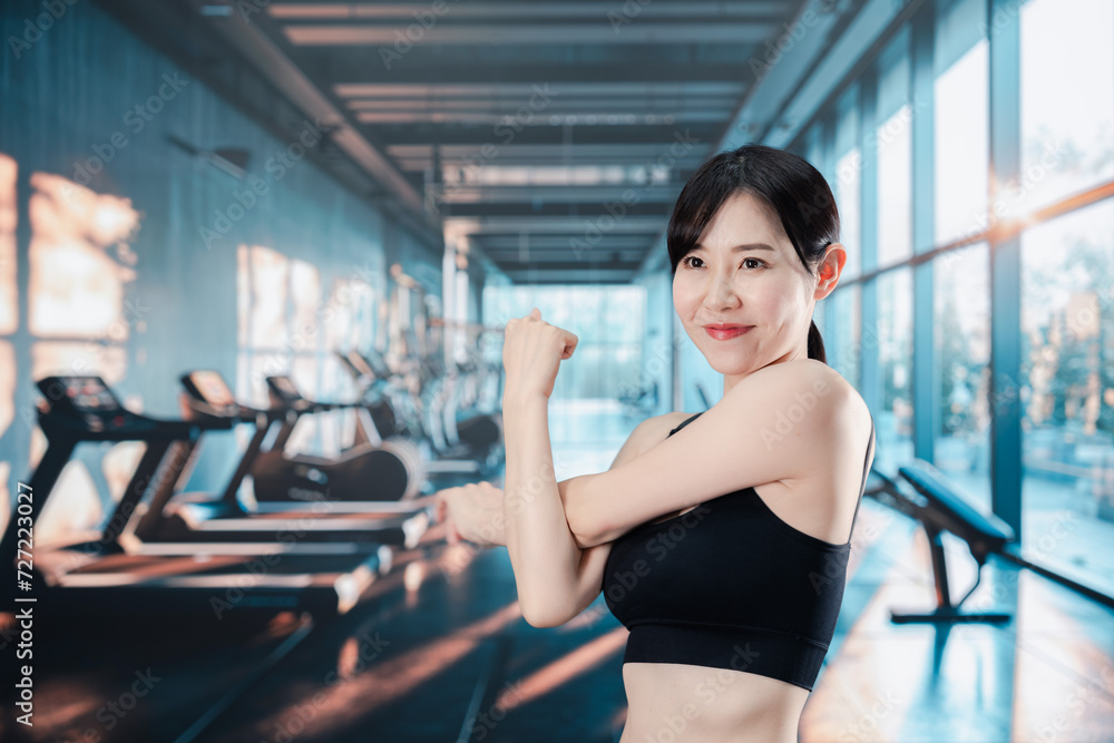 スポーツジムでトレーニングをする女性 スポーツジムでトレーニングをする女性