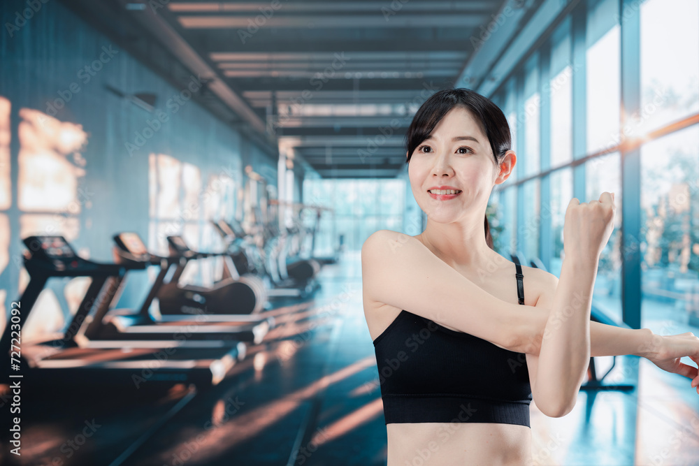 スポーツジムでトレーニングをする女性 スポーツジムでトレーニングをする女性