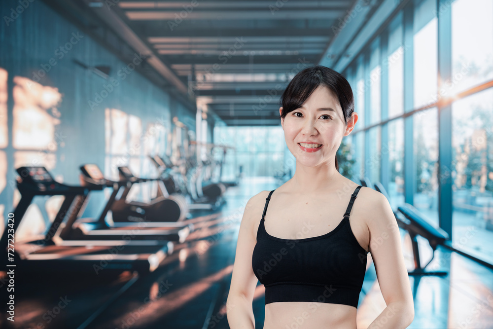 スポーツジムでトレーニングをする女性