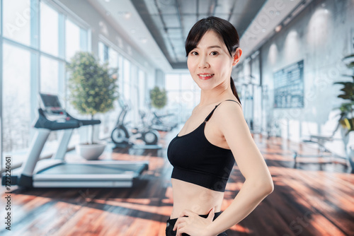 Free Download スポーツジムでトレーニングをする女性 - GFXLoad
