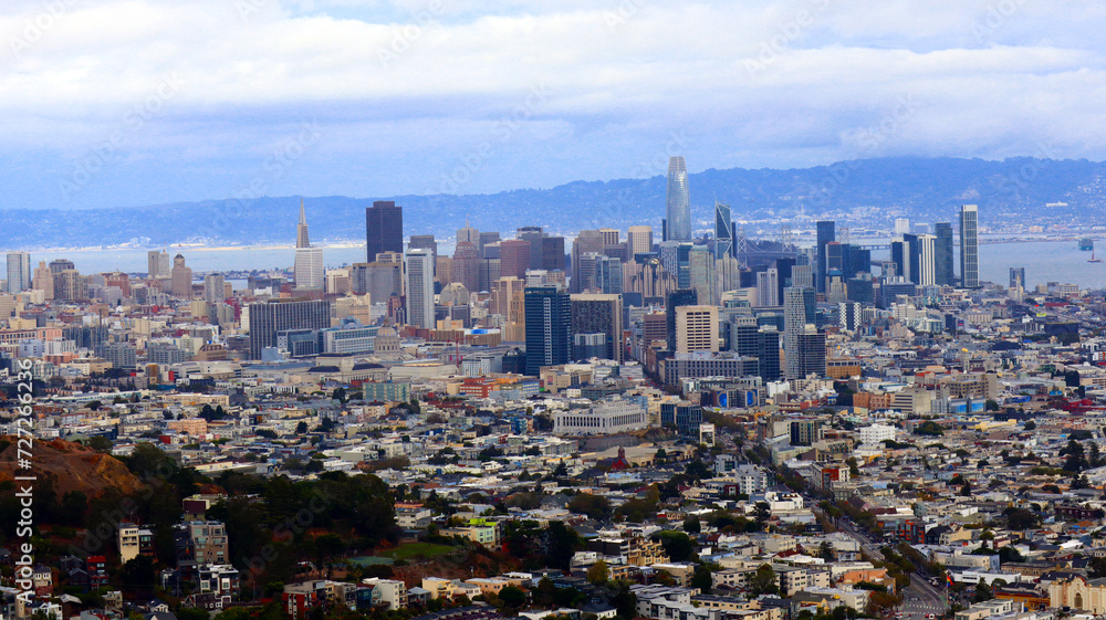 Fototapeta premium San Francisco, California: View of San Francisco skyline from Twin Peaks