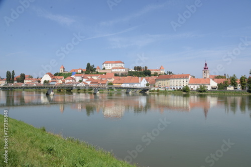 Drau und Schlossberg in Ptuj, Slowenien