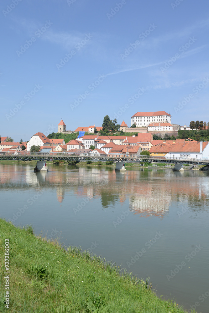 Obraz premium Drau und Schlossberg in Ptuj, Slowenien