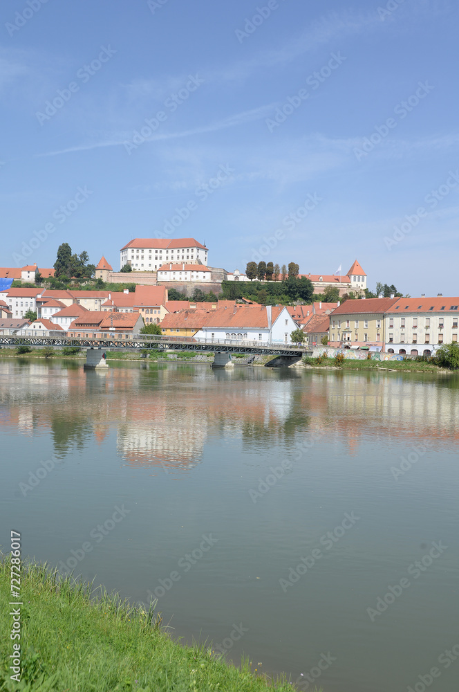 Drau und Schlossberg in Ptuj, Slowenien