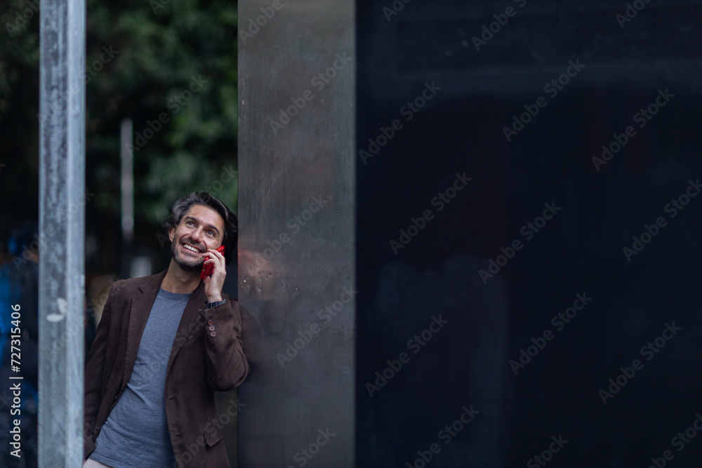 Obraz premium View of young man using a smartphone at twilight