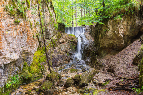 Blick auf den Lainbach Wasserfall bei Mittenwalde in Bayern