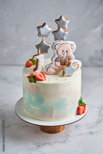 Delicate cake for one year old for a boy with his favorite bear.