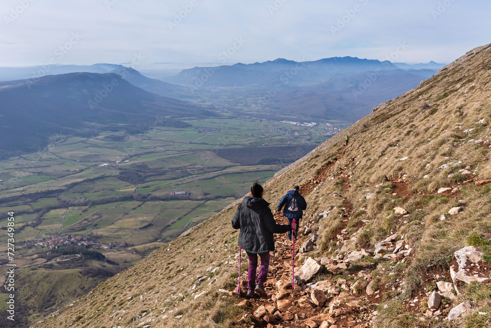 Couple going down from the mountain to the valley. Navarra. Ergoyena, Barranca