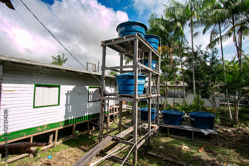 Caixa d'água em escola na Comunidade da Ilha das Cinzas, Arquipélago do Marajó, Pará, Brasil