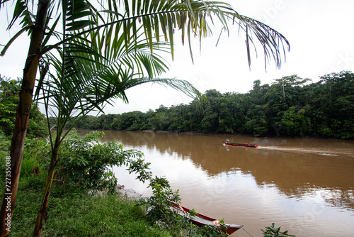 Barco de pescador navegando pr  ximo a foz do Rio Amazonas  Brasil