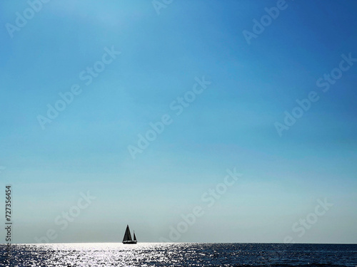 Nautical inspiration: a sailboat sails gracefully on the waves, taking you on a faraway adventure. This photo fills the soul with freedom and aspiration for the horizon