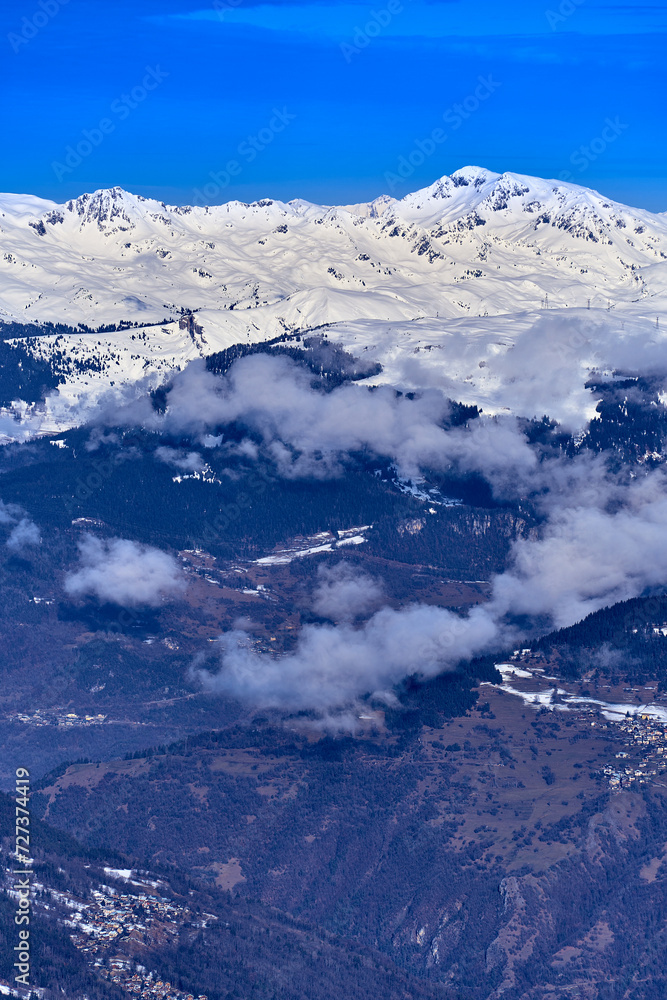 Fototapeta premium Breathtaking beautiful panoramic view on Snow Alps - snow-capped winter mountain peaks around French Alps mountains, The Three Valleys: Courchevel, Val Thorens, Meribel (Les Trois Vallees), France