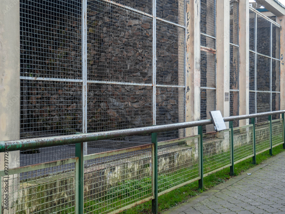 Obraz premium Outdoor fence at the zoo. Empty cages in the zoo. Winter at the zoo. The animals hid. Empty animal enclosure.