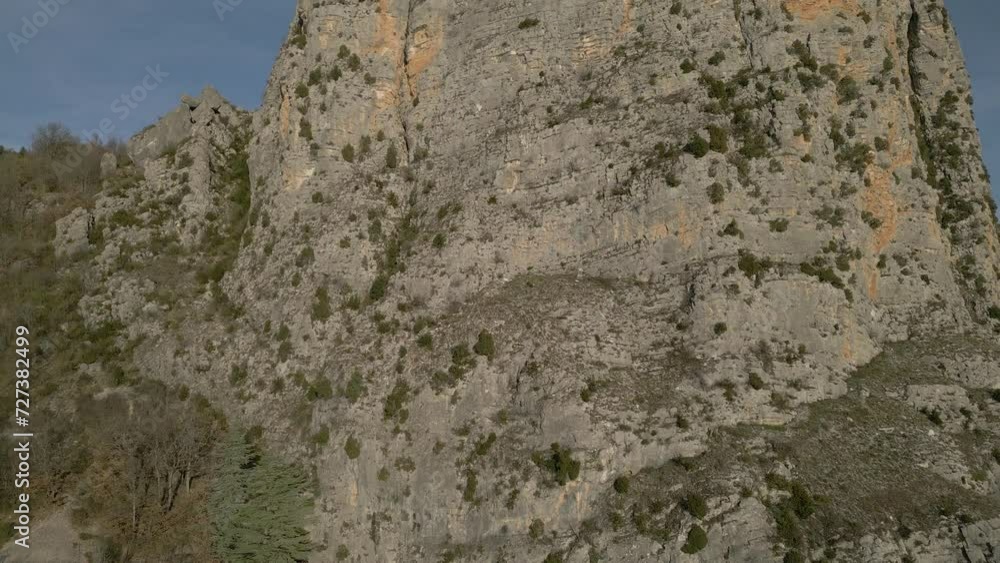 Vue aérienne en drone d'une petite église sur un gros rocher avec les montagne en arrière plan, dans la ville de Castellane, dans le sud de la France. Vue aérienne en drone d'une petite église sur un gros rocher avec les montagne en arrière plan, dans la ville de Castellane, dans le sud de la France.