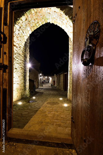 Portes du château de Sablé sur Sarthe de nuit 