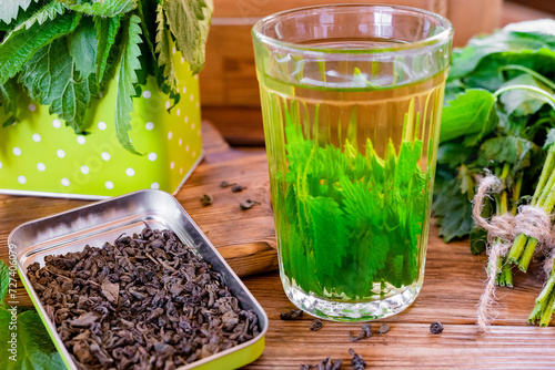 Obraz na plátně Nettle tea in glass, fresh and dry nettle. Herbal tea.